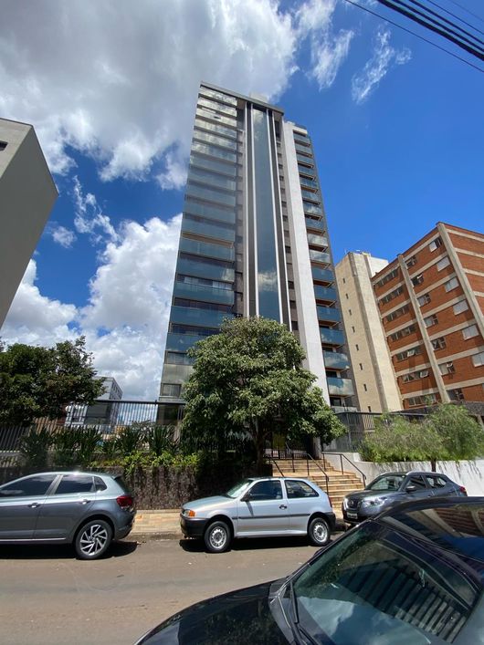 Apartamento para venda possui 242 metros quadrados com 4 quartos