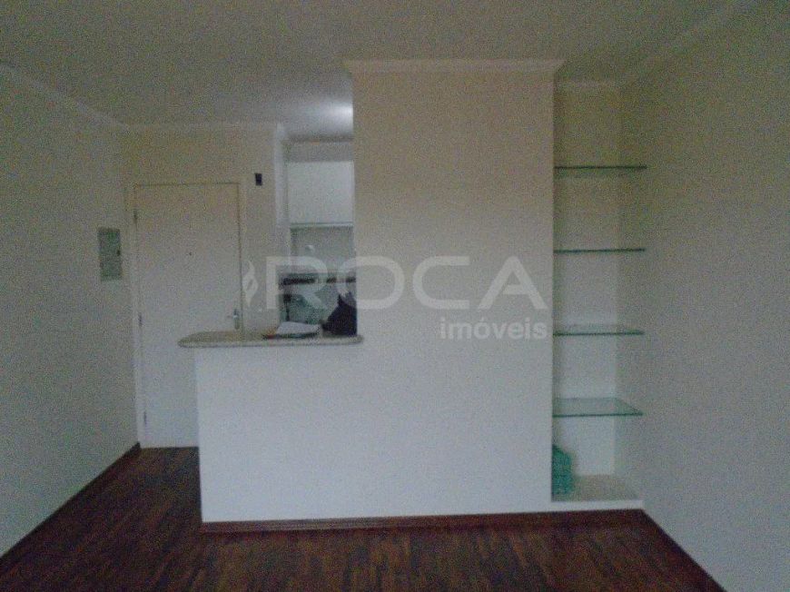Apartamento à venda e locação no Jardim Lutfalla, São Carlos: 1 dormitório, armários na cozinha e bo