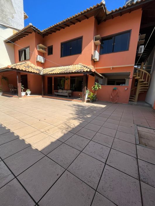 Casa para venda com 304 m² localizada no bairro Cajueiros - Macaé/RJ.