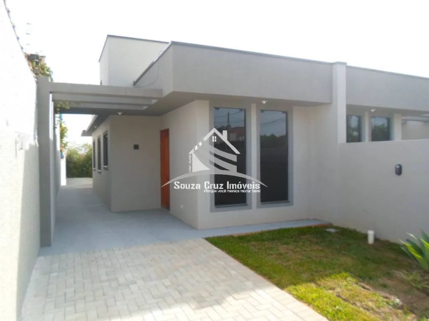 Casa com 03 Dormitórios (01 Suíte) - Frente para Rua - Amplo Terreno.