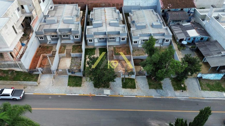 LINDAS CASAS DE FRENTE PARA A RUA NO PALOMA EM COLOMBO.