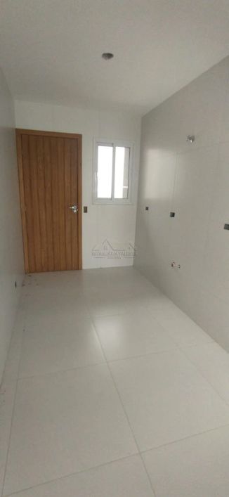 Linda casa com 3 dormitórios, toda de laje, amplo espaço de terreno e vaga de garagem coberta, local