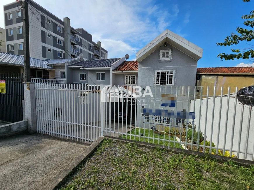 SOBRADO COM BOM ESPAÇO NOS FUNDOS
