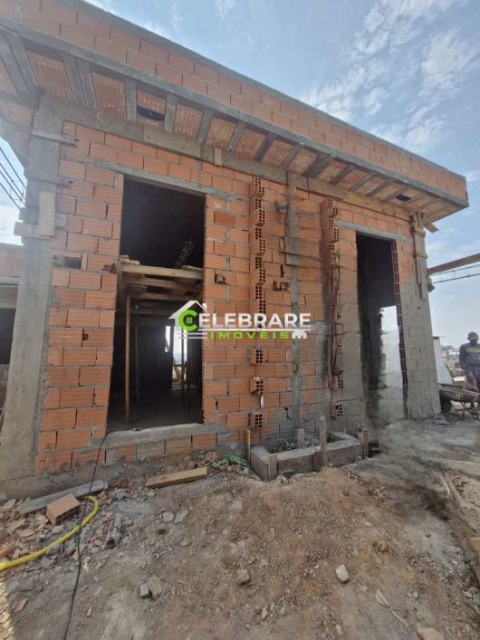 EXCELENTE CASA EM COLOMBO! 03 QUARTOS, SACADA, BEM LOCALIZADA