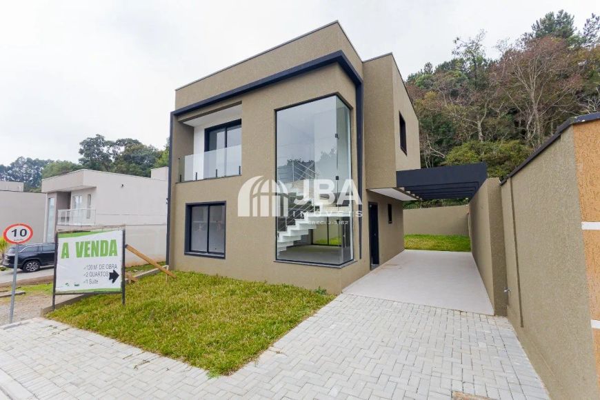 SOBRADO NOVO E COM ÓTIMO QUINTAL EM CONDOMÍNIO