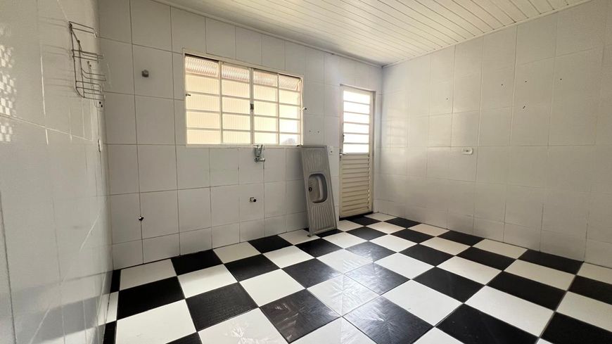 Ampla Casa Térrea em Condomínio a Venda