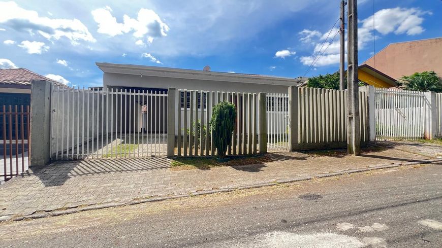 Ampla Casa Térrea em Condomínio a Venda