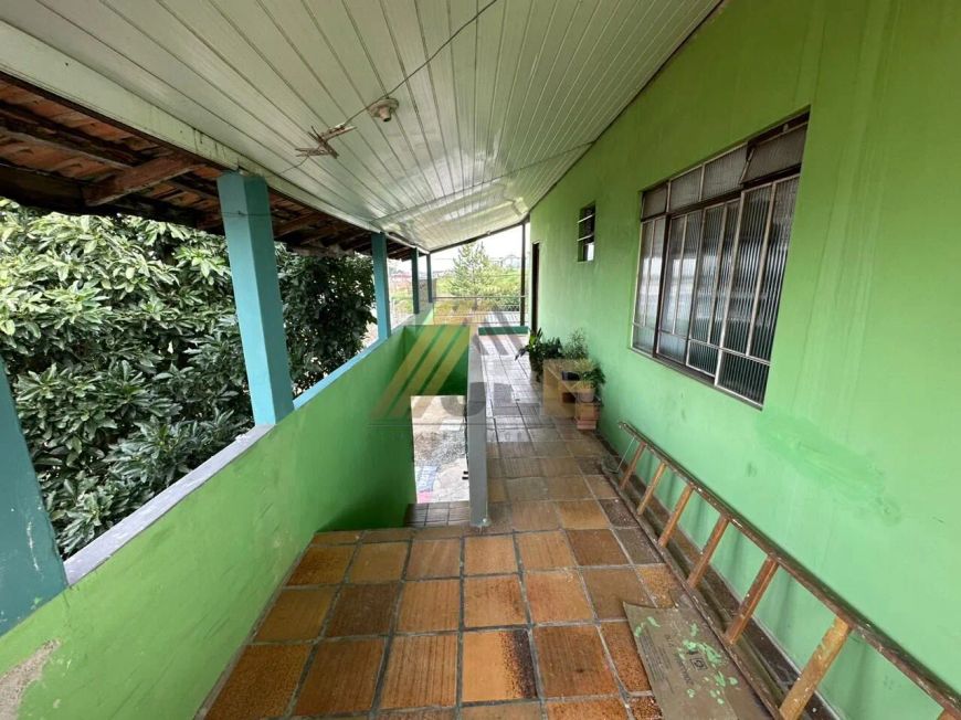 Sobrado com 3 moradias em Colombo