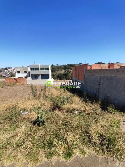 ÓTIMO TERRENO COLOMBO! 154m², FRENTE P/ A RUA, BEM LOCALIZADO