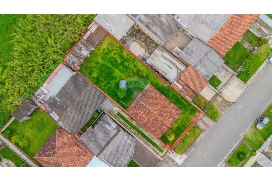 Terreno em ótima localização com 408 m² em Colombo