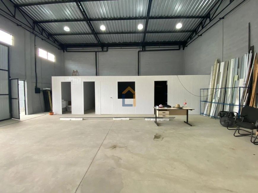 Barracão com 140m² no Atuba