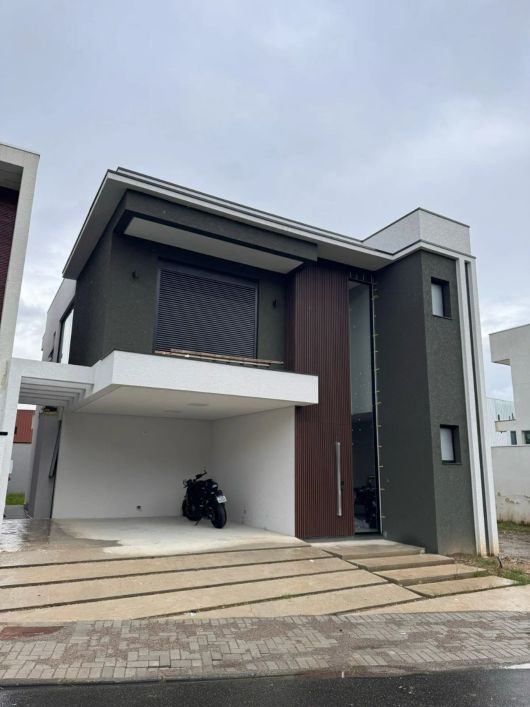 Sobrado de alto padrão com 3 suítes em condomínio