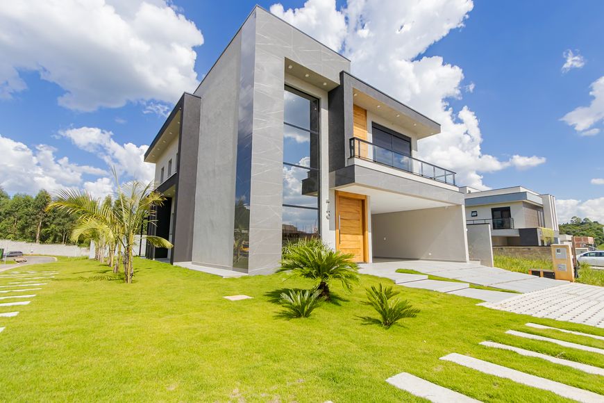 Casa totalmente mobiliada, com 4 suítes, closet, quintal e garagem para 2 carros