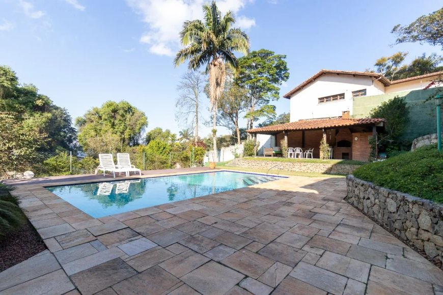Sobrado para venda com 5 quartos, sendo 3 suítes, 650m²