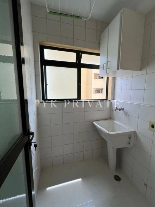 Apartamento 61m²; 2 dormitórios; 1 suíte; 2 banheiros; 2 vagas de garagem..