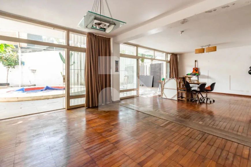 Casa de esquina ao lado da Praça por do Sol . Oportunidade!