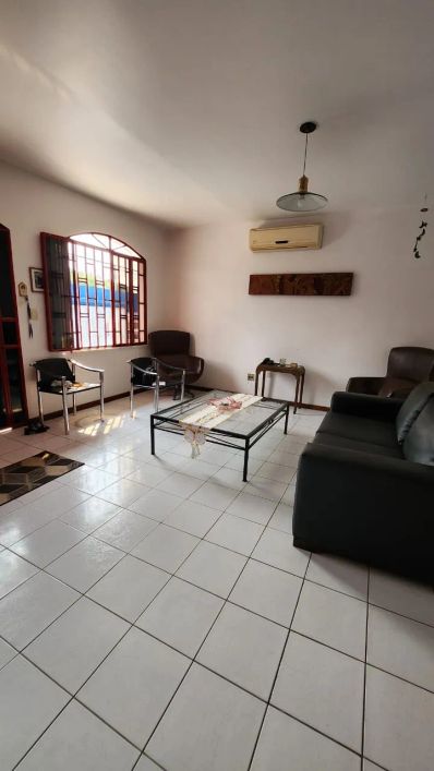 Casa de esquina no Conj. Tiradentes (Aleixo) – 4 quartos sendo 2 suítes, cozinha ampla – 600m²