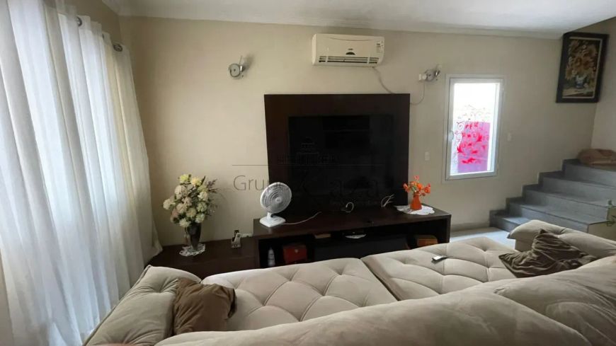 Casa em Condomínio - Jardim Santa Maria - Residencial Elegance - 3 Dormitórios - 157m².