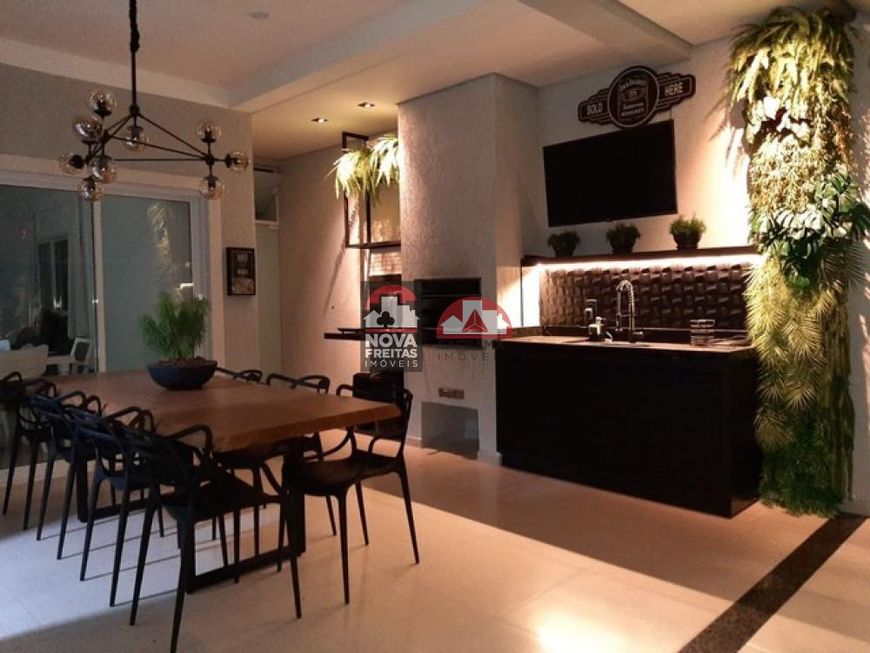 Casa Sobrado Padrão em Jacareí