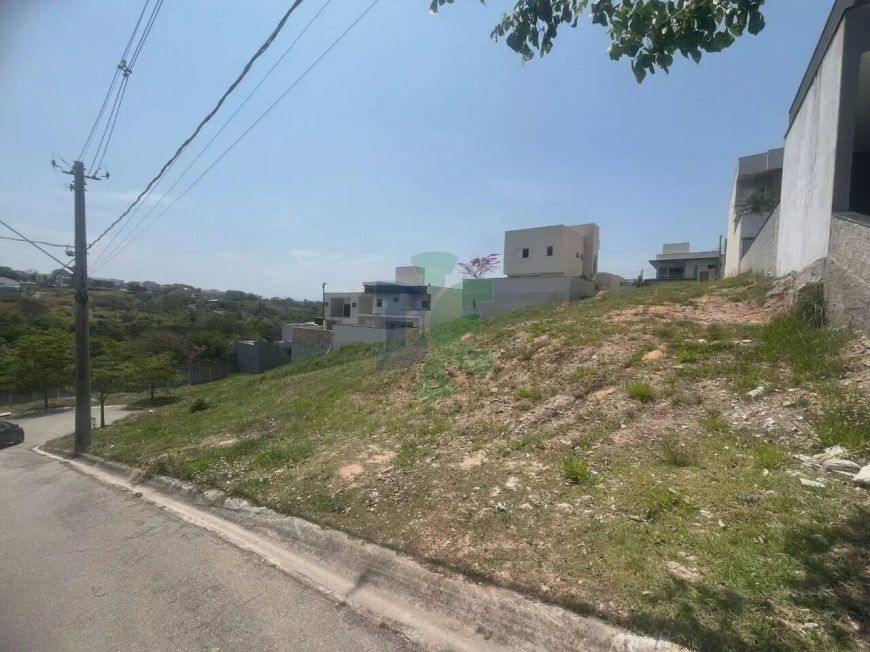 Casa de condomínio para venda tem 469 metros quadrados