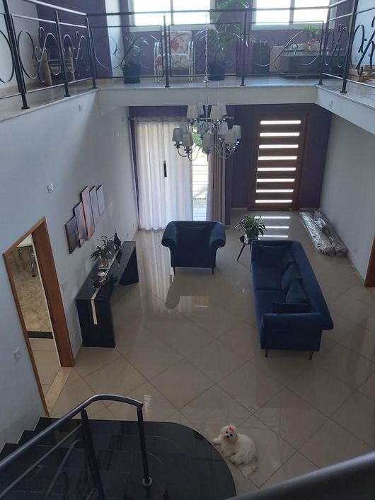 Casa de condomínio sobrado para venda tem 600 metros quadrados com 4 quartos