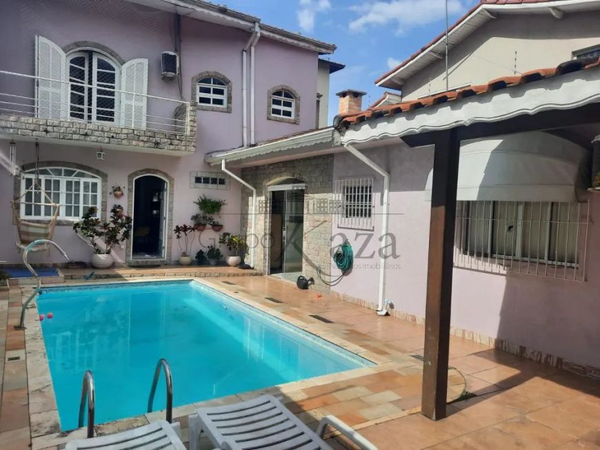 Belíssima Casa Comercial - Residencial - Florida - Jacareí - 3 Suítes - 440m².