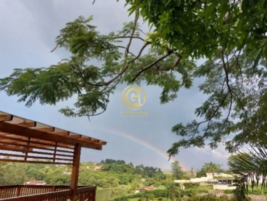 Linda casa em condomínio fechado em meio à natureza. Área da casa toda murada. A casa principal poss