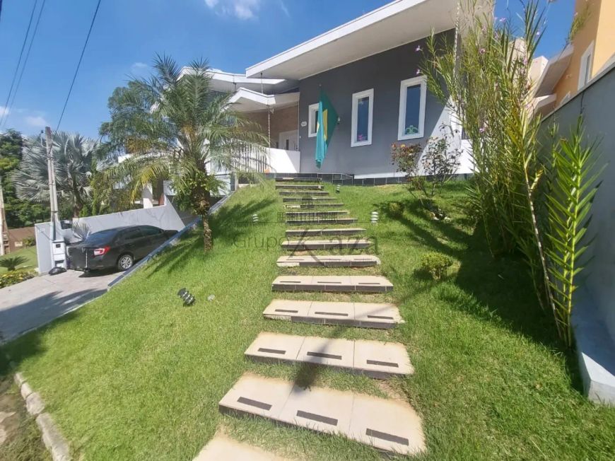 Casa em Condomínio - Condomínio Jardim Coleginho - Vila Zezé - Jacareí - 4 Dormitórios - 680m².