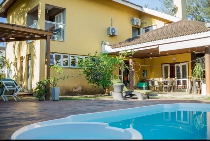 Casa à venda de 380m² |05 suítes, 06 banheiros e 09 vagas de garagem | Condomínio Terras De Sant`Ann