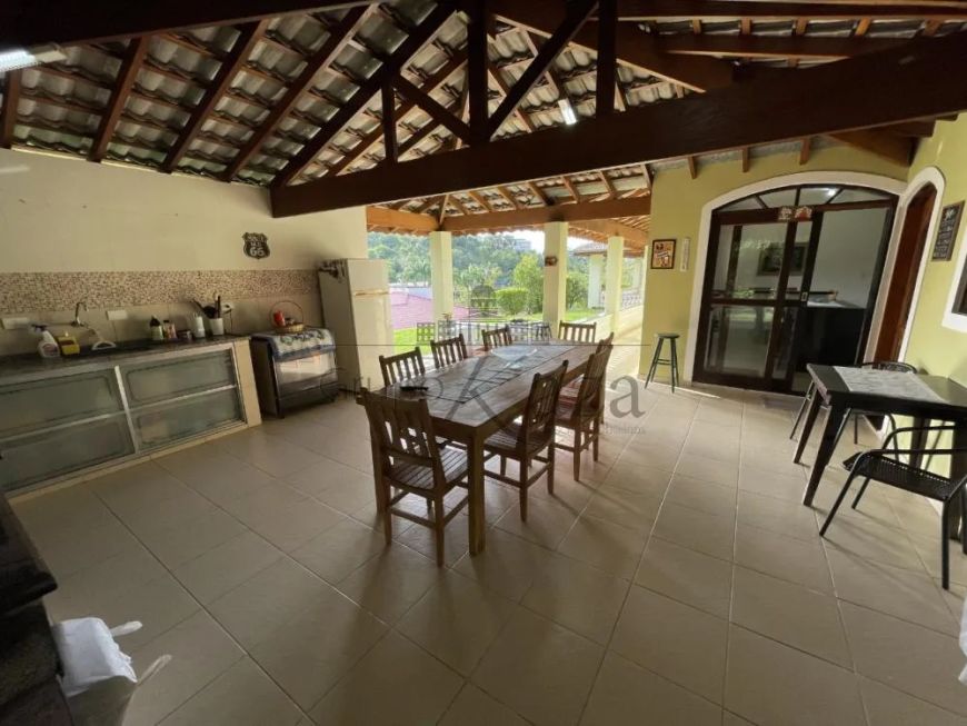 Casa Térrea com 4 quartos e 2 suítes em condomínio em Jacareí