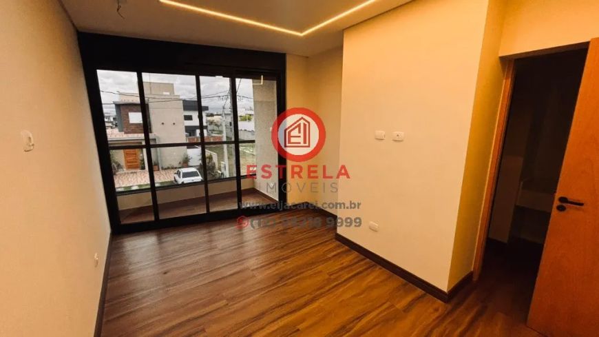 Casa Industrial de Luxo em Jacareí-SP no Jardim Jacinto: 7 Quartos, 1 Suíte, 2 Salas, 4 Vagas, 226m²