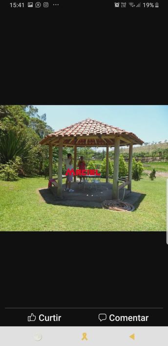 CHACARA EM JACAREI, EXCELENTE LOCALIZAÇÃO, COM TRÊS CASAS, SALA 3 AMBIENTES, COZINHA COM FOGÃO A LEN
