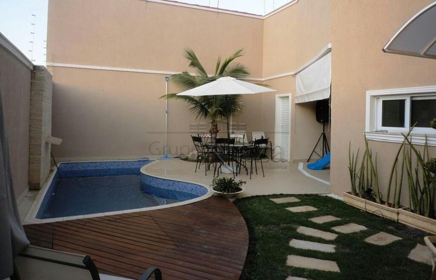 Casa Sobrado - Jacareí - Loteamento Villa Branca - 4 Dormitórios - 232,25m²