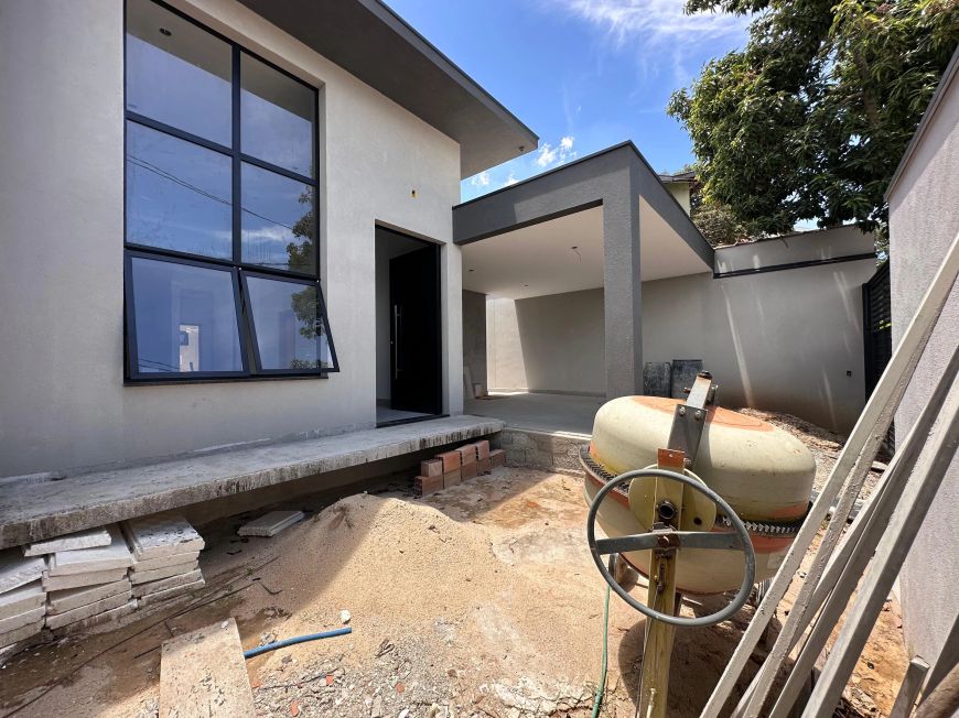 Casa térrea moderna com pé direito alto - lote inteiro - Próxima padaria do Villa Branca