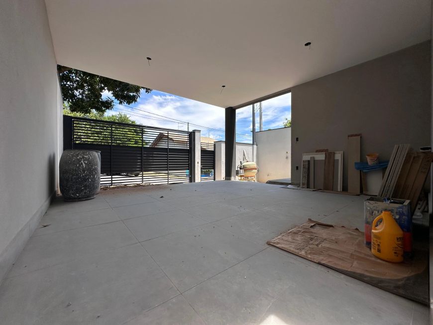 Casa térrea moderna com pé direito alto - lote inteiro - Próxima padaria do Villa Branca