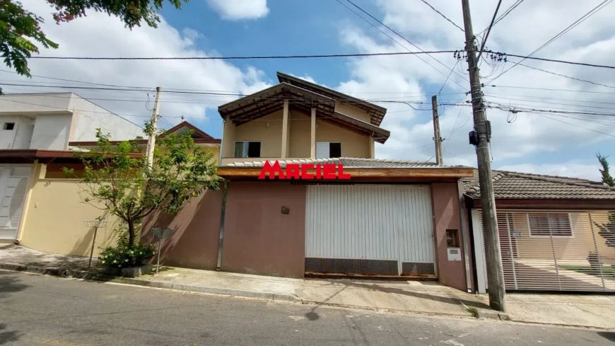 Sobrado com 4 Quartos e 2 banheiros à Venda, 210 m² por R$ 1.280.000 - Vila Branca