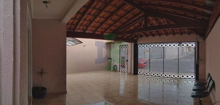 Sobrado para venda tem 120 metros quadrados com 3 quartos