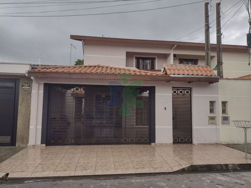 Sobrado para venda tem 120 metros quadrados com 3 quartos