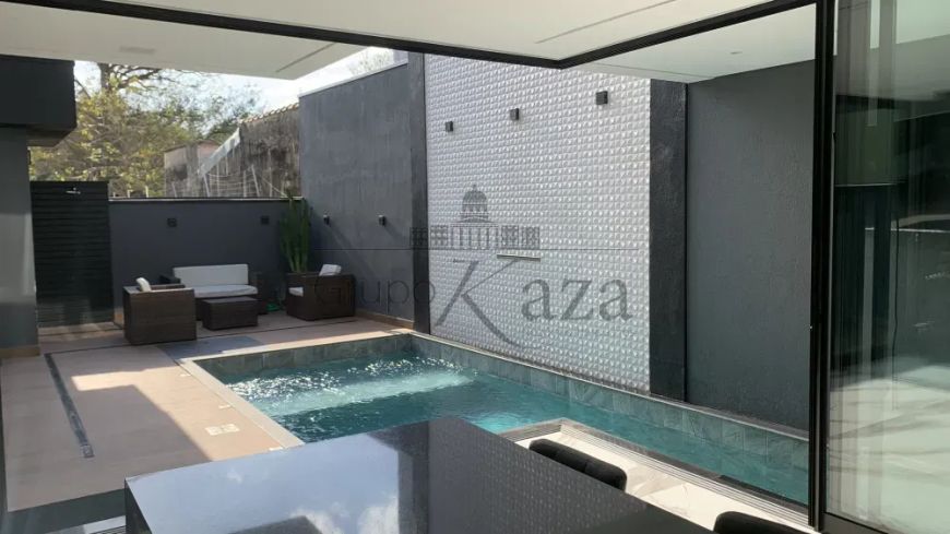 Casa em Condomínio - Jacareí - Condomínio Bosque dos Manacás - 4 Dormitórios sendo 4 suítes -311m².