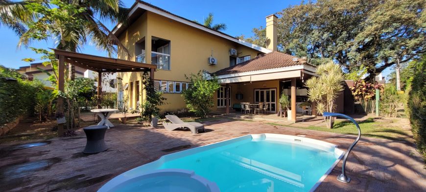 Sobrado para venda possui 840 metros quadrados em Condomínio Terras de Sant'Anna - Jacareí - SP