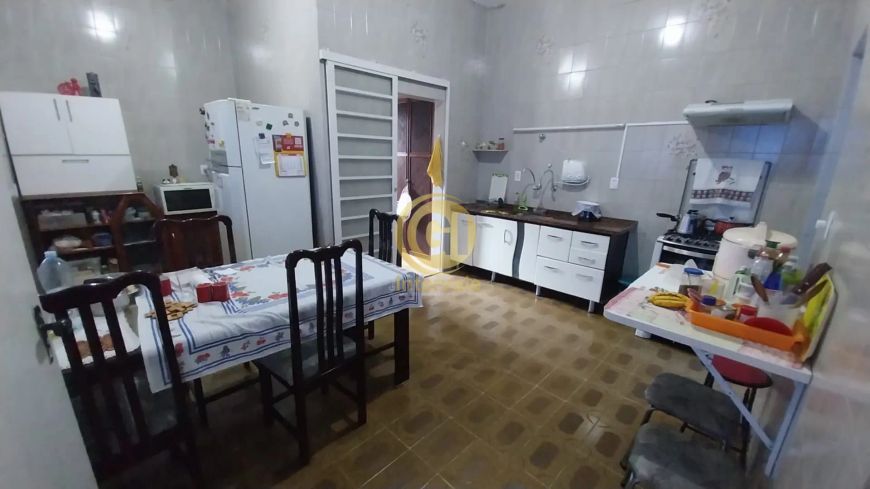 Imperdível oportunidade! Casa à venda no Centro de Jacareí-SP: 2 quartos, 1 suíte, 1 sala, 3 banheir