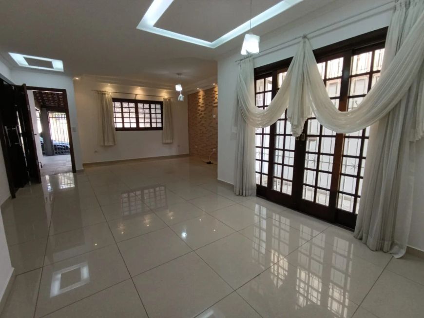 Casa Térrea 250m² com Piscina, 3 Dormitórios 1 Suíte, Jardim Siesta - Jacareí - SP