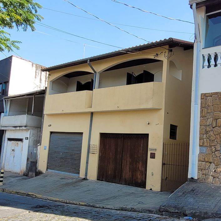 Casa com Ponto Comercial no Piso Inferior