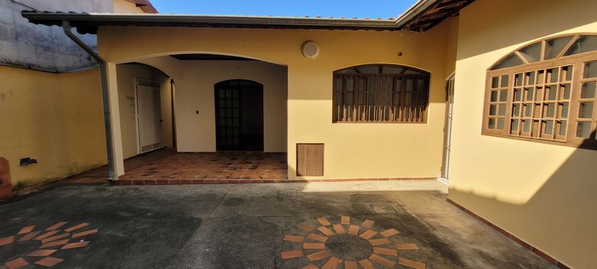 Casa com Ponto Comercial no Piso Inferior