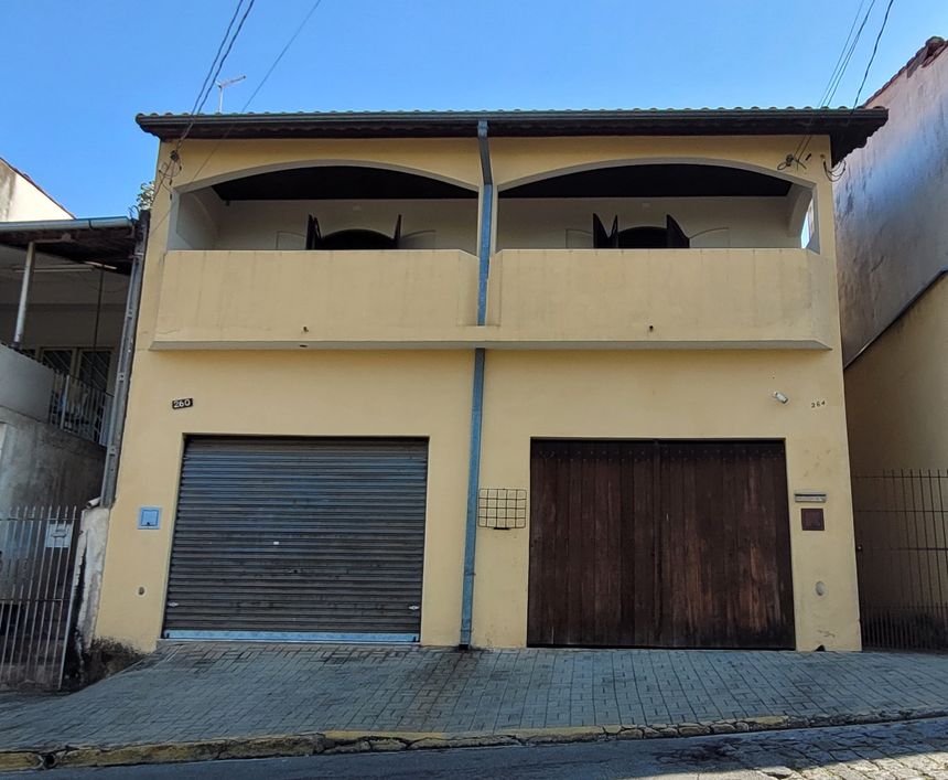 Casa com Ponto Comercial no Piso Inferior