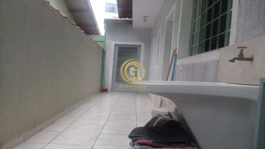 ótima casa no centro com salão de festas 100m² na parte de baixo, mais churrasqueira ,1 banheiro