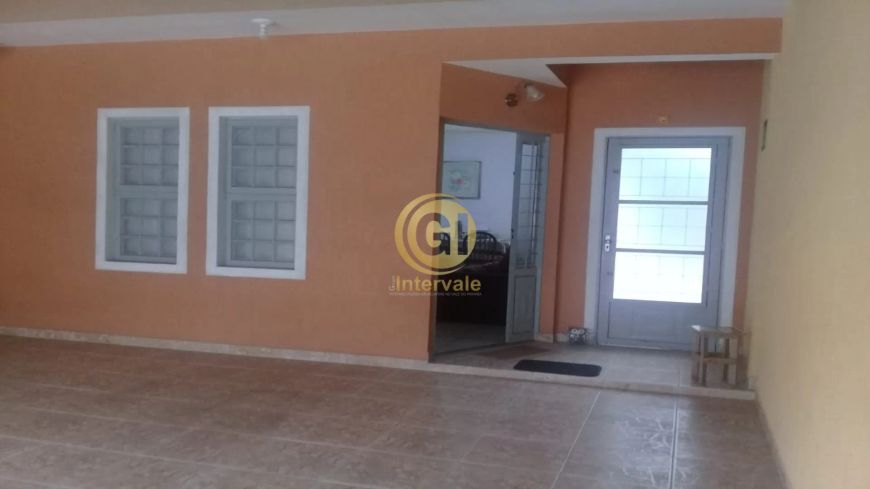 ótima casa no centro com salão de festas 100m² na parte de baixo, mais churrasqueira ,1 banheiro