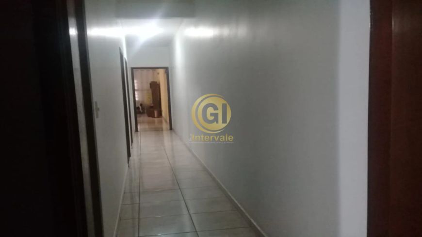 ótima casa no centro com salão de festas 100m² na parte de baixo, mais churrasqueira ,1 banheiro