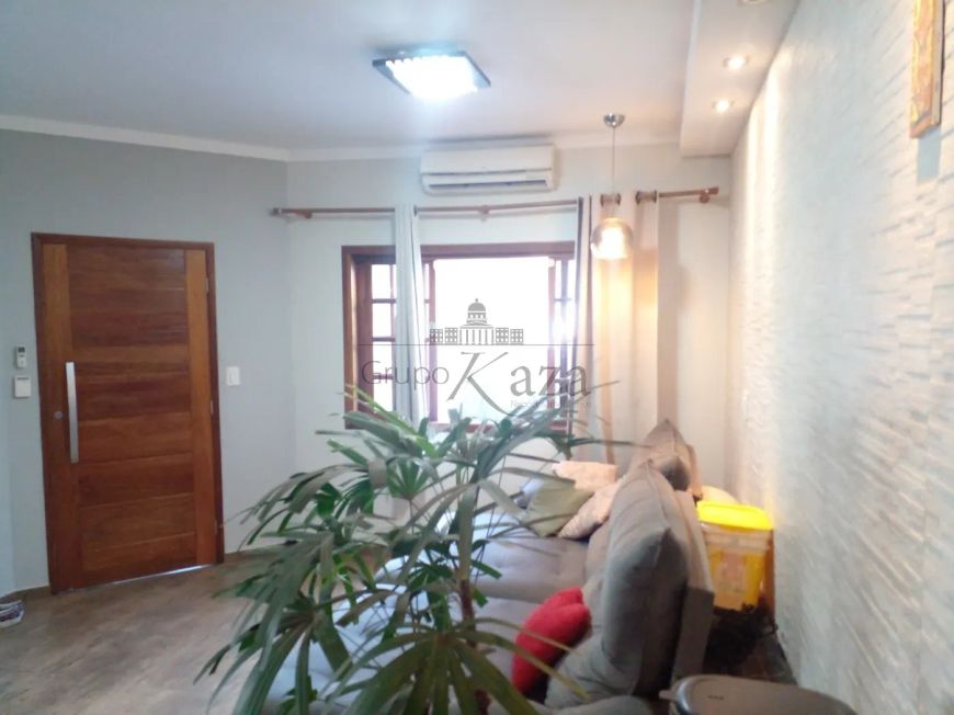 Casa Térrea - Loteamento Villa Branca - 3 Dormitórios - 145m².