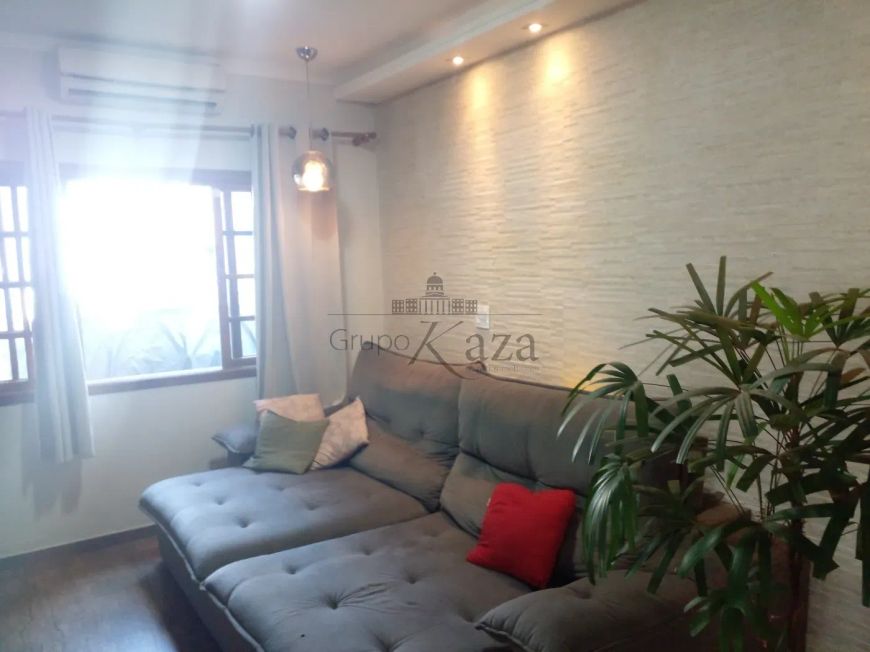Casa Térrea - Loteamento Villa Branca - 3 Dormitórios - 145m².